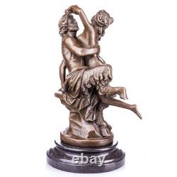 Sculpture en bronze d'un satyre et d'une nymphe sur un marbre noir d'après Milo