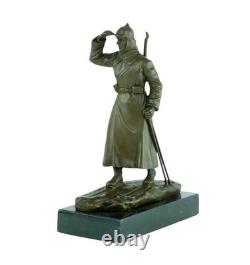 Sculpture en bronze d'un soldat sur des skis sur un socle en marbre noir signée