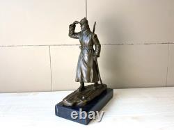 Sculpture en bronze d'un soldat sur des skis sur un socle en marbre noir signée