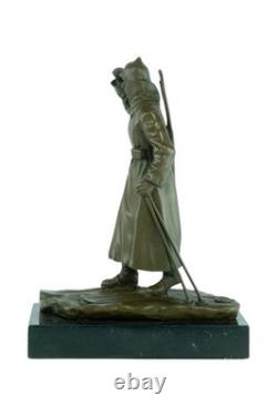 Sculpture en bronze d'un soldat sur des skis sur un socle en marbre noir signée