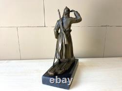 Sculpture en bronze d'un soldat sur des skis sur un socle en marbre noir signée