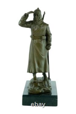 Sculpture en bronze d'un soldat sur des skis sur un socle en marbre noir signée