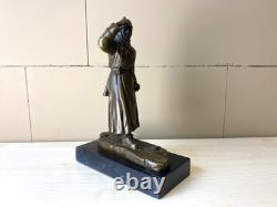 Sculpture en bronze d'un soldat sur des skis sur un socle en marbre noir signée