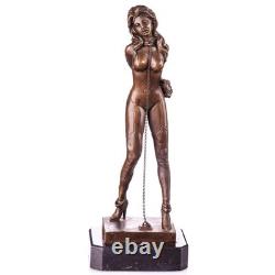 Sculpture en bronze d'une Femme ligotée sur un socle en marbre noir d'après Nick