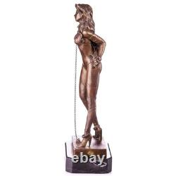 Sculpture en bronze d'une Femme ligotée sur un socle en marbre noir d'après Nick