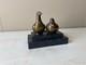 Sculpture En Bronze D'une Paire Pigeon Sur Un Marbre Noir D'après Landon Metz