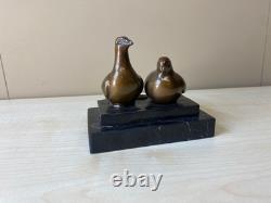 Sculpture en bronze d'une Paire pigeon sur un marbre noir d'après Landon Metz