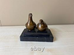 Sculpture en bronze d'une Paire pigeon sur un marbre noir d'après Landon Metz