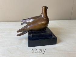 Sculpture en bronze d'une Paire pigeon sur un marbre noir d'après Landon Metz