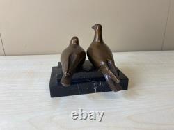 Sculpture en bronze d'une Paire pigeon sur un marbre noir d'après Landon Metz