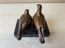 Sculpture en bronze d'une Paire pigeon sur un marbre noir d'après Landon Metz