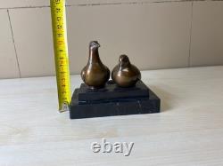 Sculpture en bronze d'une Paire pigeon sur un marbre noir d'après Landon Metz