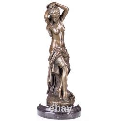 Sculpture en bronze d'une femme nue sur un socle en marbre d'après G. Bologne