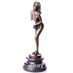 Sculpture en bronze d'une femme nue sur un socle en marbre noir Signée