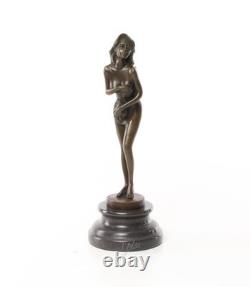 Sculpture en bronze d'une femme nue sur un socle en marbre noir Signée