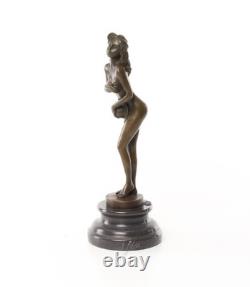 Sculpture en bronze d'une femme nue sur un socle en marbre noir Signée