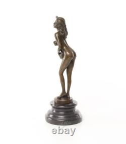 Sculpture en bronze d'une femme nue sur un socle en marbre noir Signée