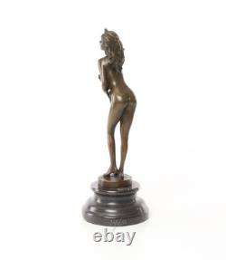 Sculpture en bronze d'une femme nue sur un socle en marbre noir Signée
