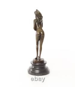 Sculpture en bronze d'une femme nue sur un socle en marbre noir Signée