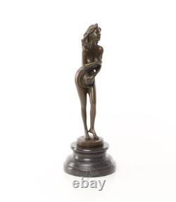 Sculpture en bronze d'une femme nue sur un socle en marbre noir Signée