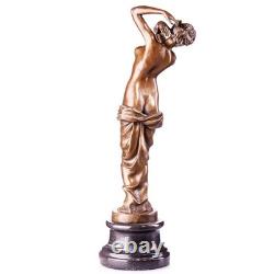 Sculpture en bronze d'une femme sur un socle en marbre noir d'après Signée