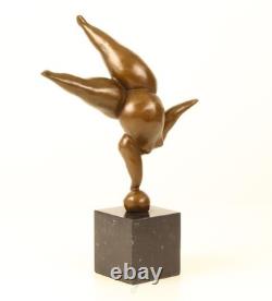 Sculpture en bronze dame en equilibrage sur un socle en marbre noir d'après Milo