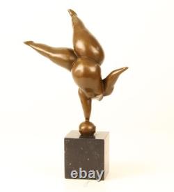 Sculpture en bronze dame en equilibrage sur un socle en marbre noir d'après Milo