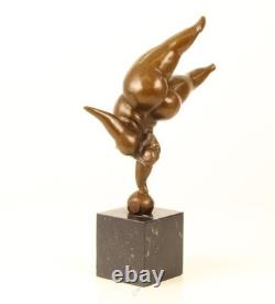 Sculpture en bronze dame en equilibrage sur un socle en marbre noir d'après Milo