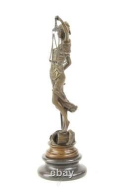 Sculpture en bronze de Justitia sur un socle en marbre noir d'après Mayer