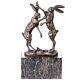 Sculpture En Bronze De Deux Lièvres Combattant Sur Un Marbre Vintage Signée