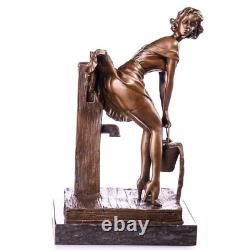 Sculpture en bronze de femme à la fontaine sur un marbre noir d'après Nick