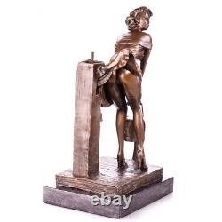Sculpture en bronze de femme à la fontaine sur un marbre noir d'après Nick