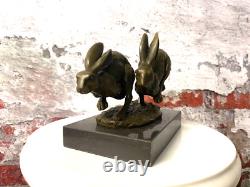 Sculpture en bronze de lapins en course sur un socle en marbre noir d'après Nick