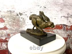 Sculpture en bronze de lapins en course sur un socle en marbre noir d'après Nick