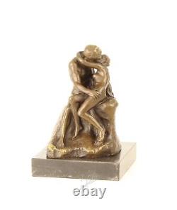 Sculpture en bronze impressionniste Le Baiser sur un marbre noir d'après Rodin