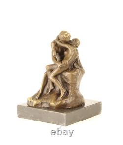 Sculpture en bronze impressionniste Le Baiser sur un marbre noir d'après Rodin