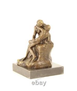 Sculpture en bronze impressionniste Le Baiser sur un marbre noir d'après Rodin