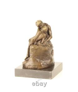 Sculpture en bronze impressionniste Le Baiser sur un marbre noir d'après Rodin
