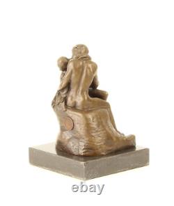 Sculpture en bronze impressionniste Le Baiser sur un marbre noir d'après Rodin