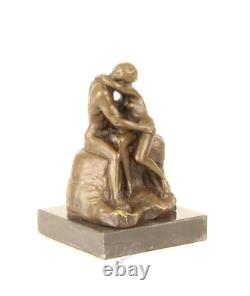 Sculpture en bronze impressionniste Le Baiser sur un marbre noir d'après Rodin