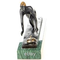 Sculpture en bronze moderne Curler sur un socle en marbre verte d'après Nick