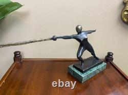 Sculpture en bronze moderne Escrimeur sur un socle en marbre verte d'après Nick