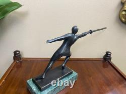 Sculpture en bronze moderne Escrimeur sur un socle en marbre verte d'après Nick