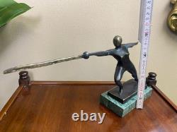 Sculpture en bronze moderne Escrimeur sur un socle en marbre verte d'après Nick