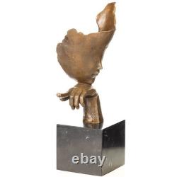 Sculpture en bronze moderne avec visage abstrait sur un marbre noir signée