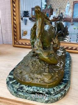 Sculpture en bronze signée Pierre-Jules MENE sur socle en marbre vert