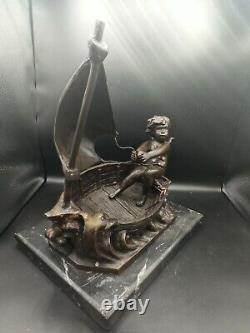 Sculpture en bronze sur marbre signé angelot sur bateau