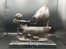 Sculpture en bronze sur marbre signé angelot sur bateau
