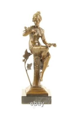 Sculpture en bronze une dame assise avec oiseau sur un marbre noir d'après Nick