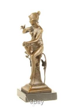 Sculpture en bronze une dame assise avec oiseau sur un marbre noir d'après Nick